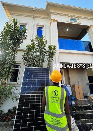 Sunnovate engineer installing solar panels at a residential building